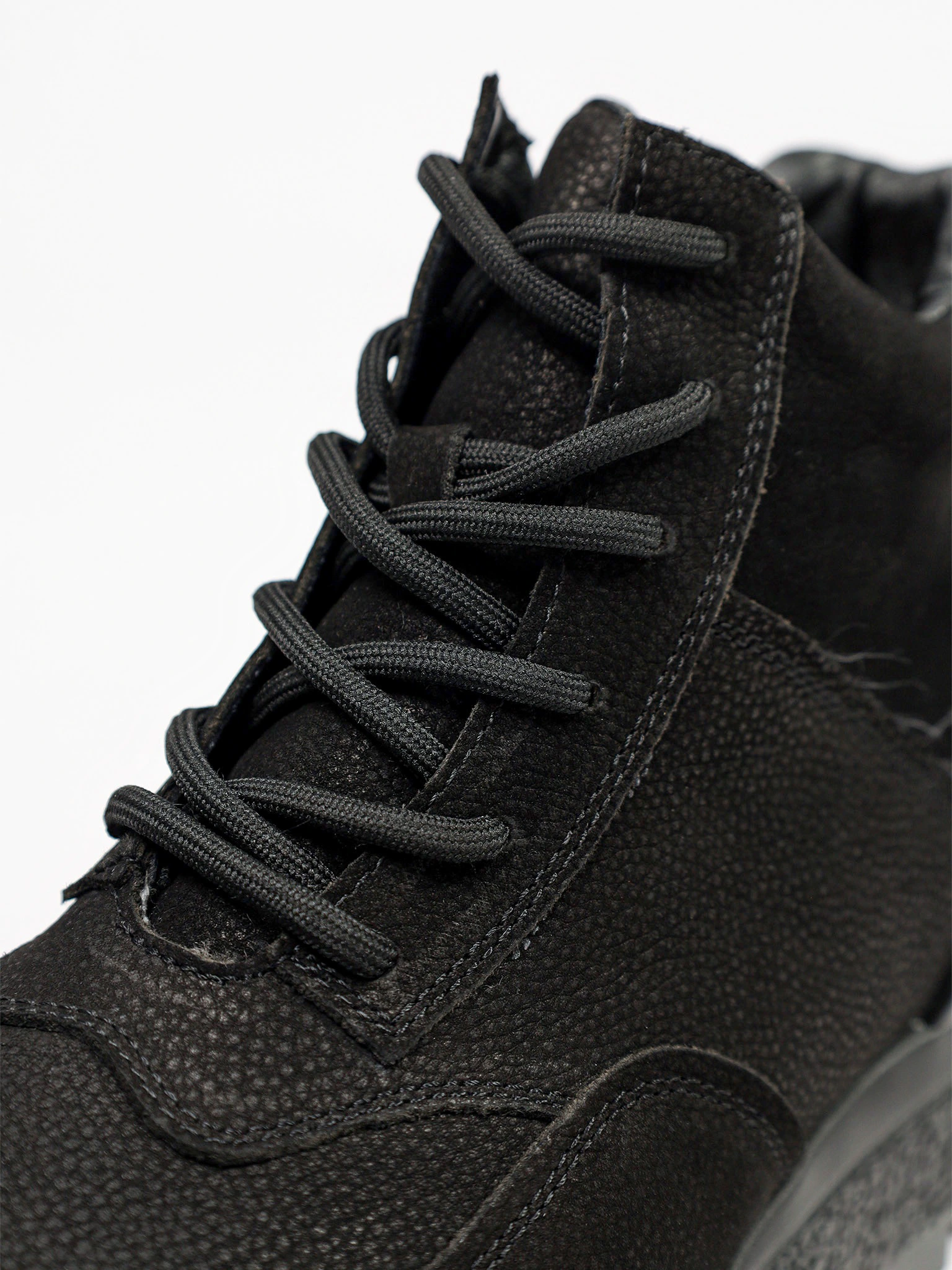 Кроссовки черного цвета на рельефной подошве